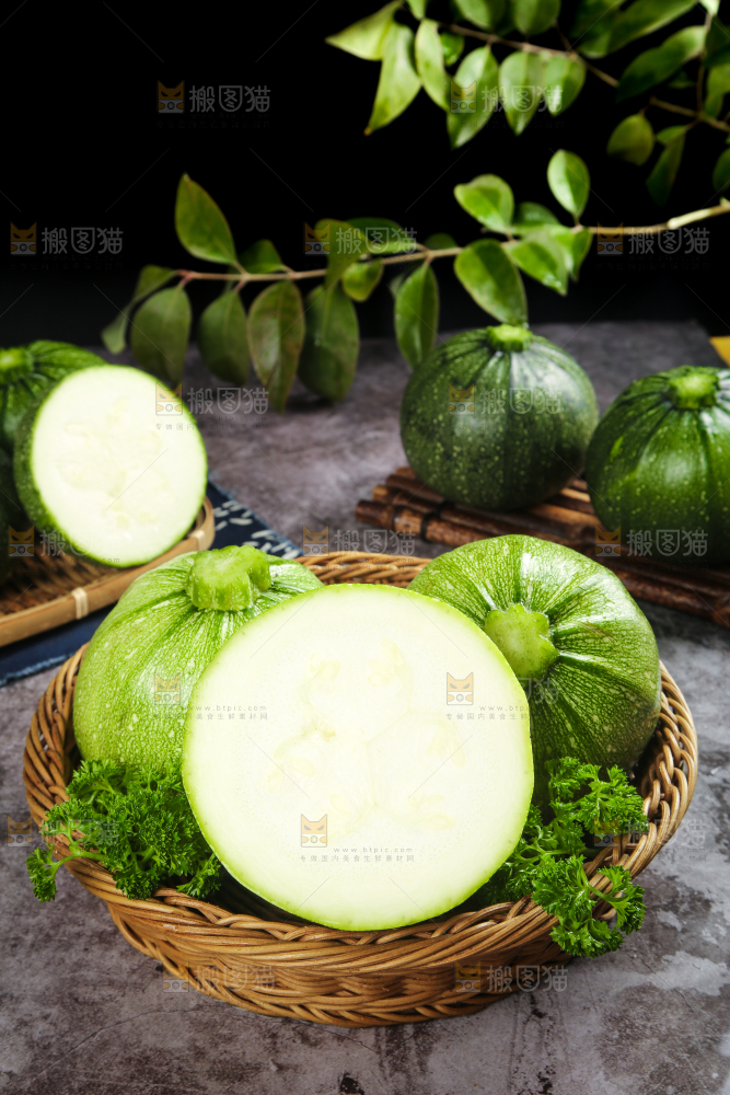 木板上放着青皮小南瓜