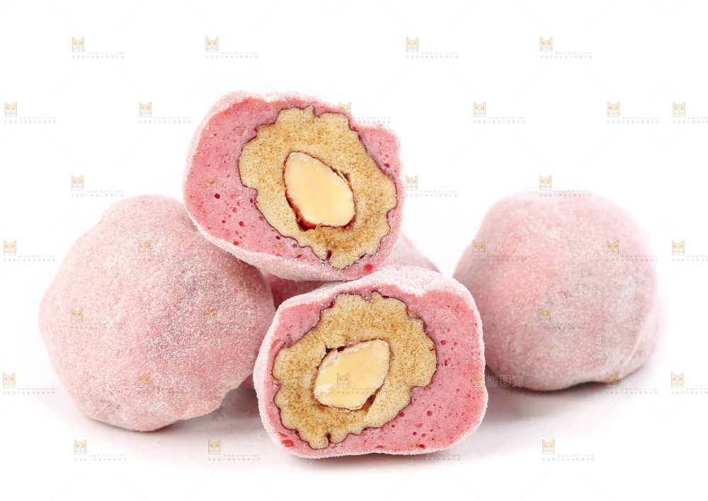 切开的草莓味夹心奶枣放在白底上