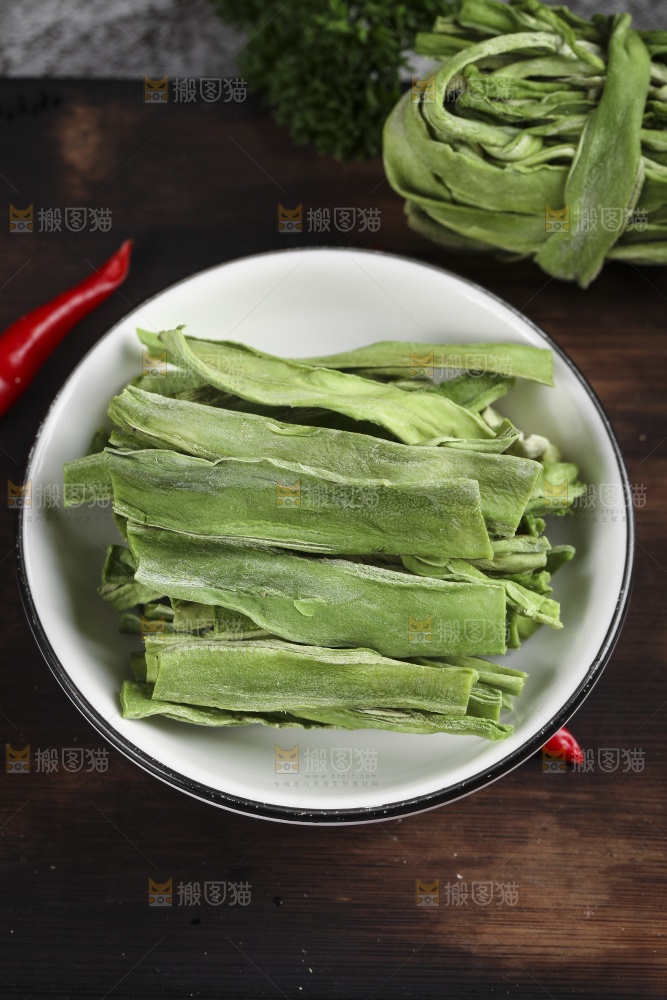 盘子里放着无叶贡菜
