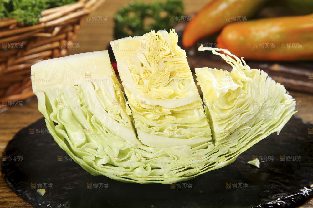 黑石板上的卷心菜