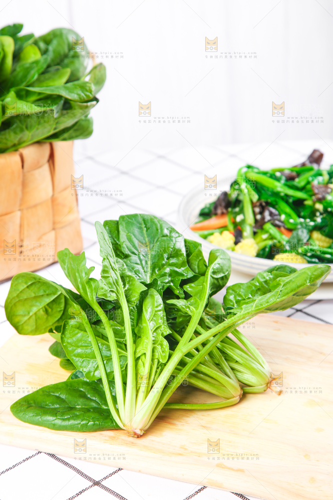 白格子底上的嫩菠菜