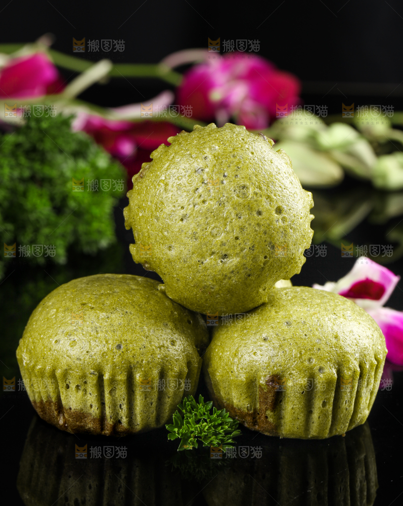 石板上放着抹茶巧克力马拉糕