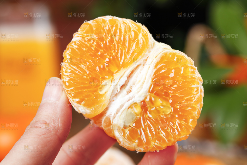 手拿剥皮的皇帝柑