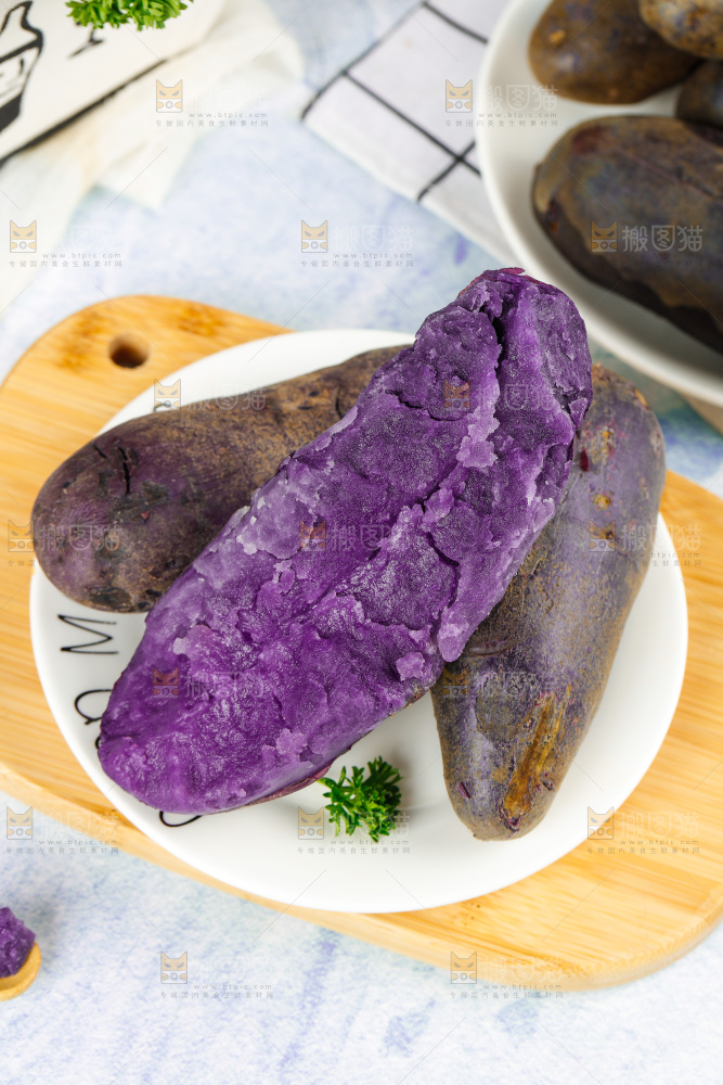 木板上的黑皮紫心土豆