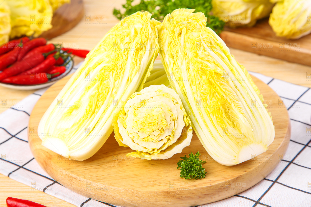 木板上放着高山娃娃菜