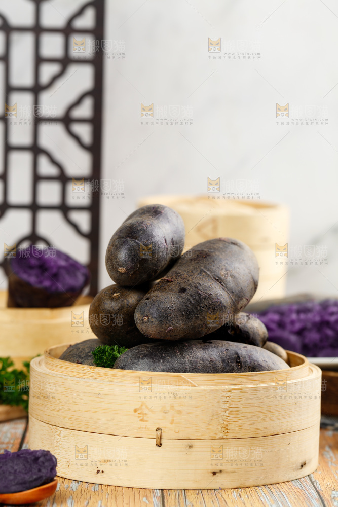蒸笼里的农家紫土豆