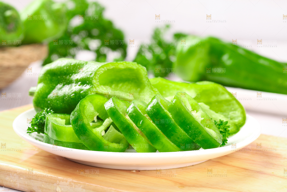 盘子里的薄皮青椒