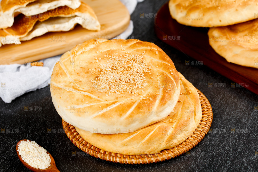 黑石板上的手工烧饼