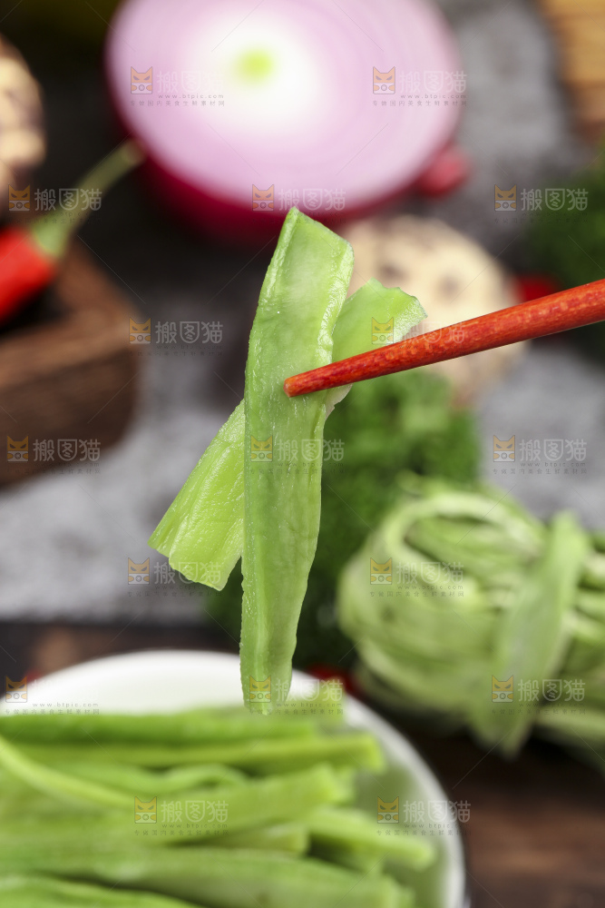 筷子上夹着干菜