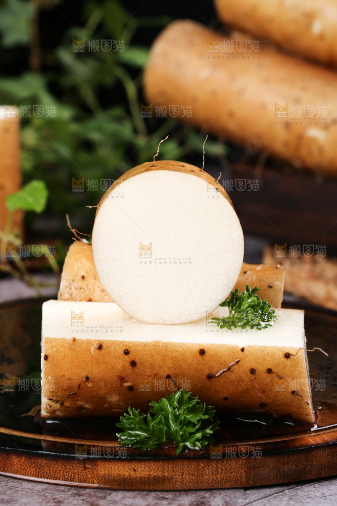 石板上摆放着白玉山药