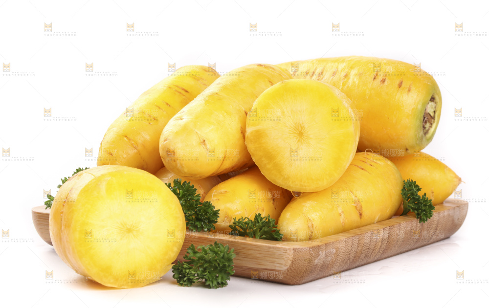 盘子里装着黄心胡萝卜