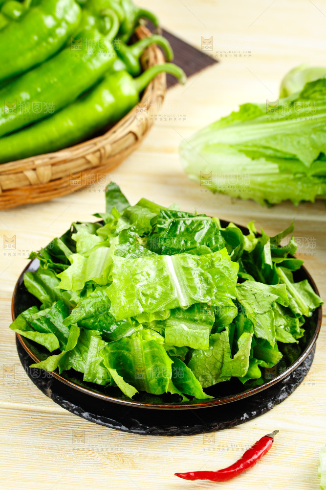 黑石板上放着新鲜油麦菜