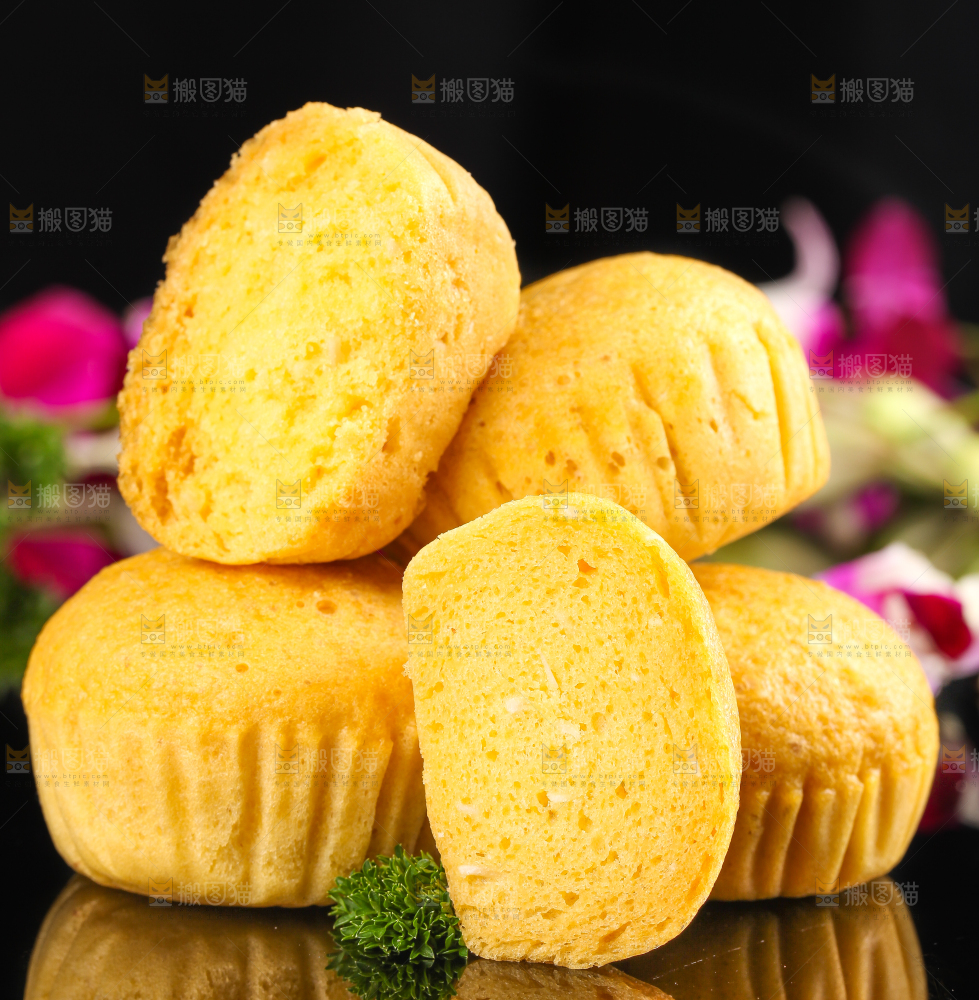 黑石板上放着广式马拉糕