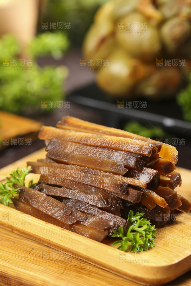 木板上放着咸菜条