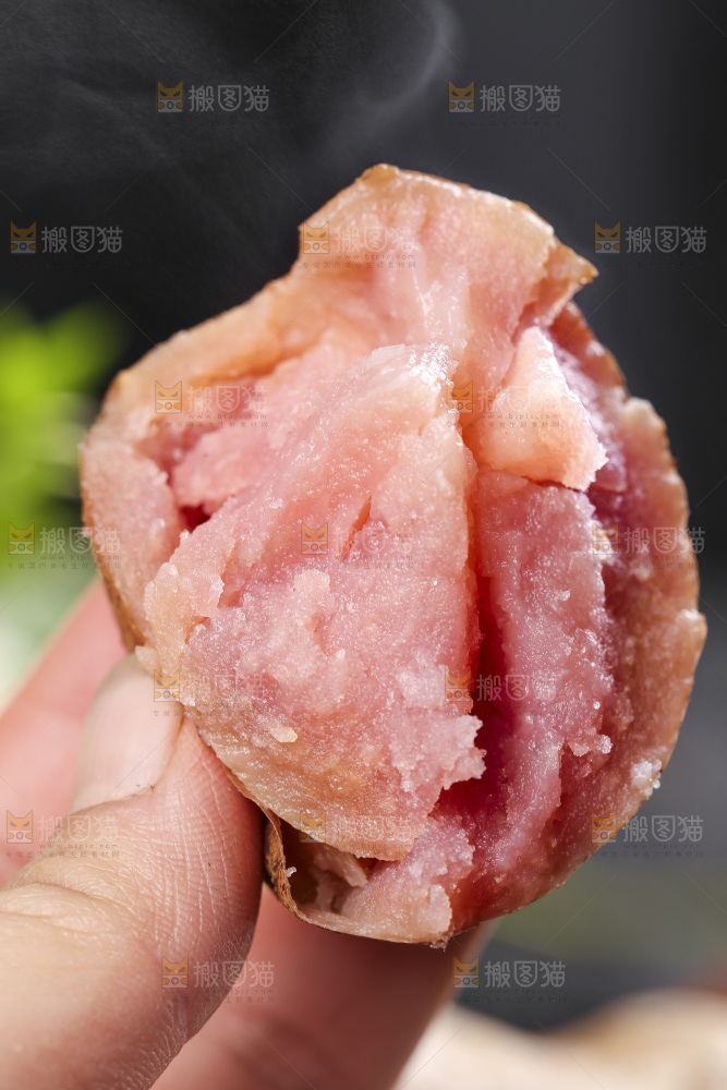 手里拿着彩色土豆