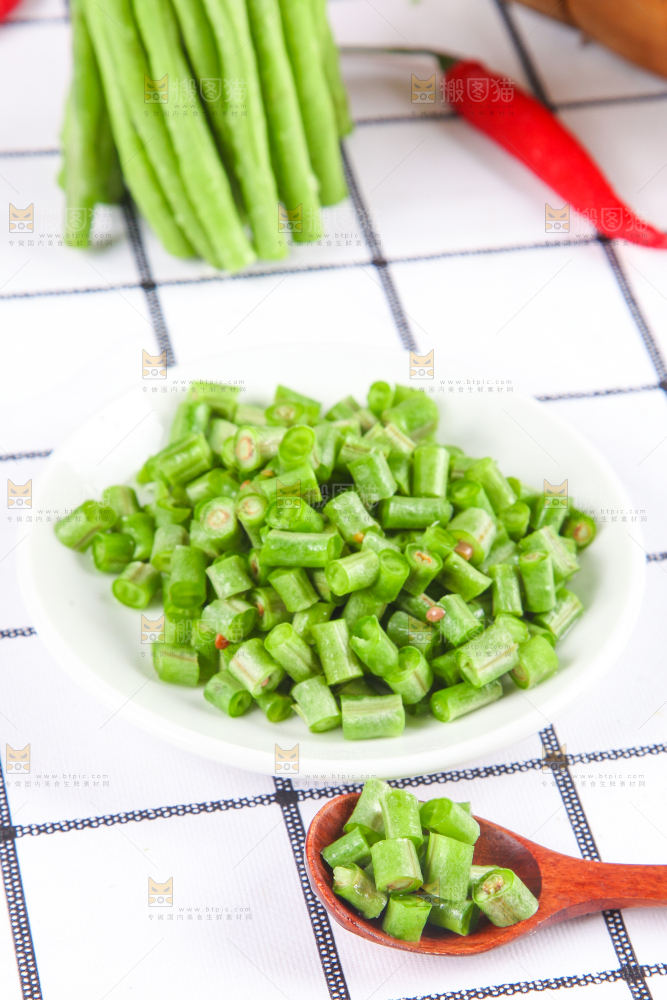 盘子里装着豇豆角