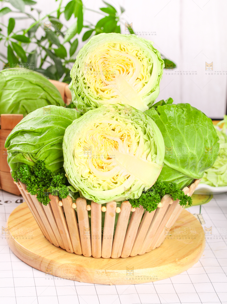 篮子里装着甘蓝包菜