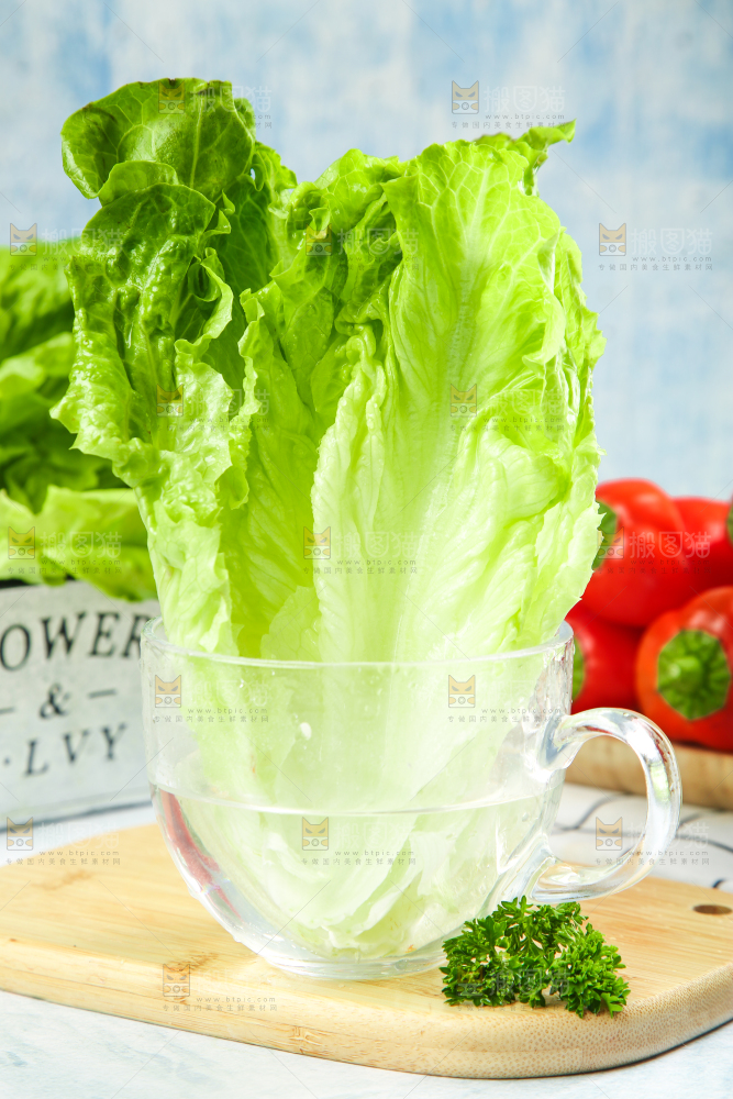 木板上放着新鲜生菜