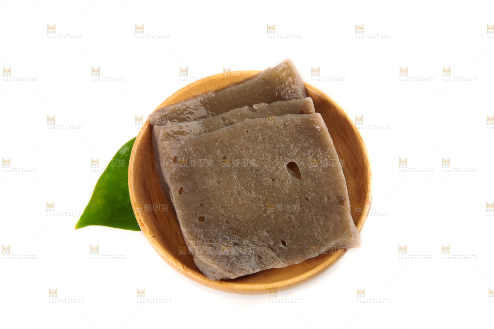 白底上放着一盘魔芋豆腐