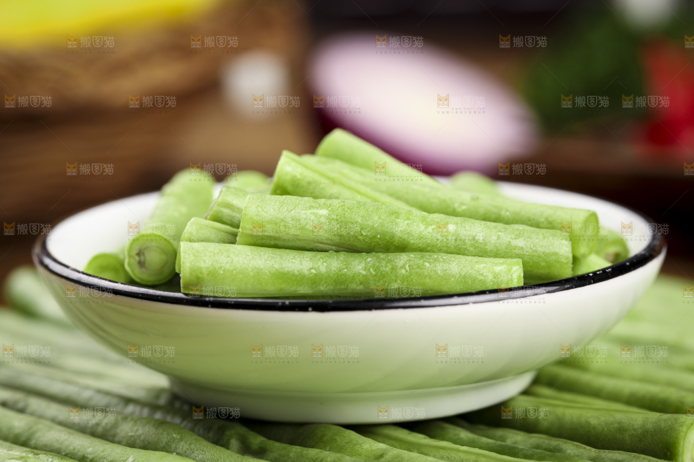 木板上放着一盘新鲜豆角