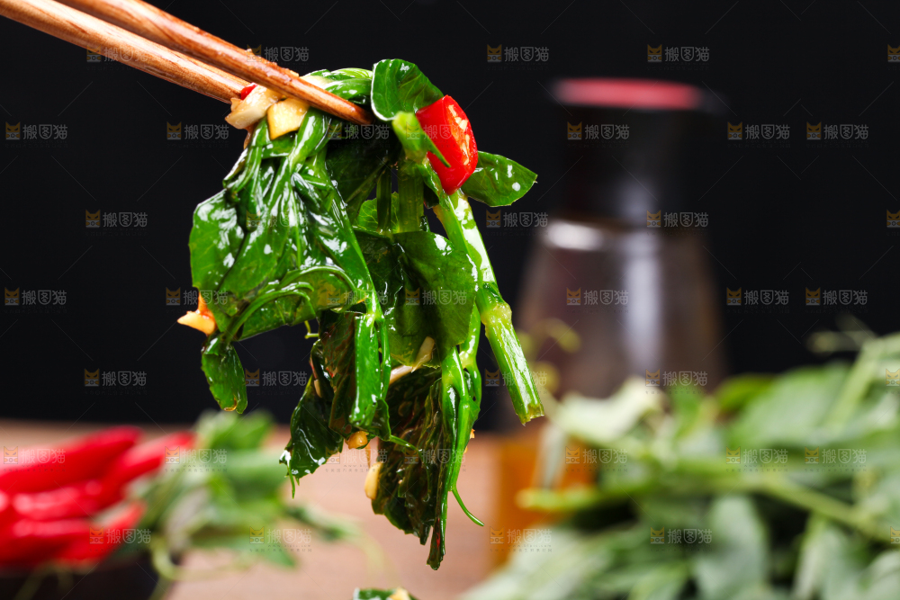 筷子上夹着炒豌豆苗