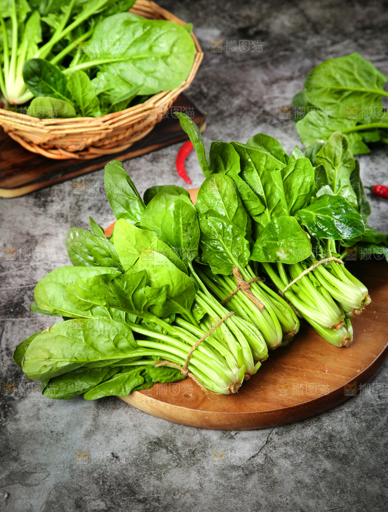 木板上放着绿色菠菜