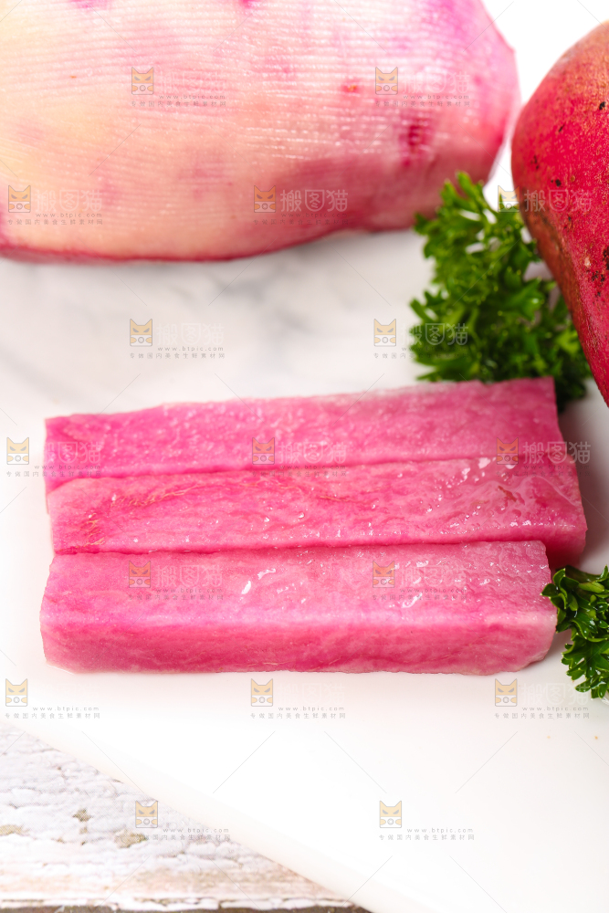 浅底上的红色土豆果肉