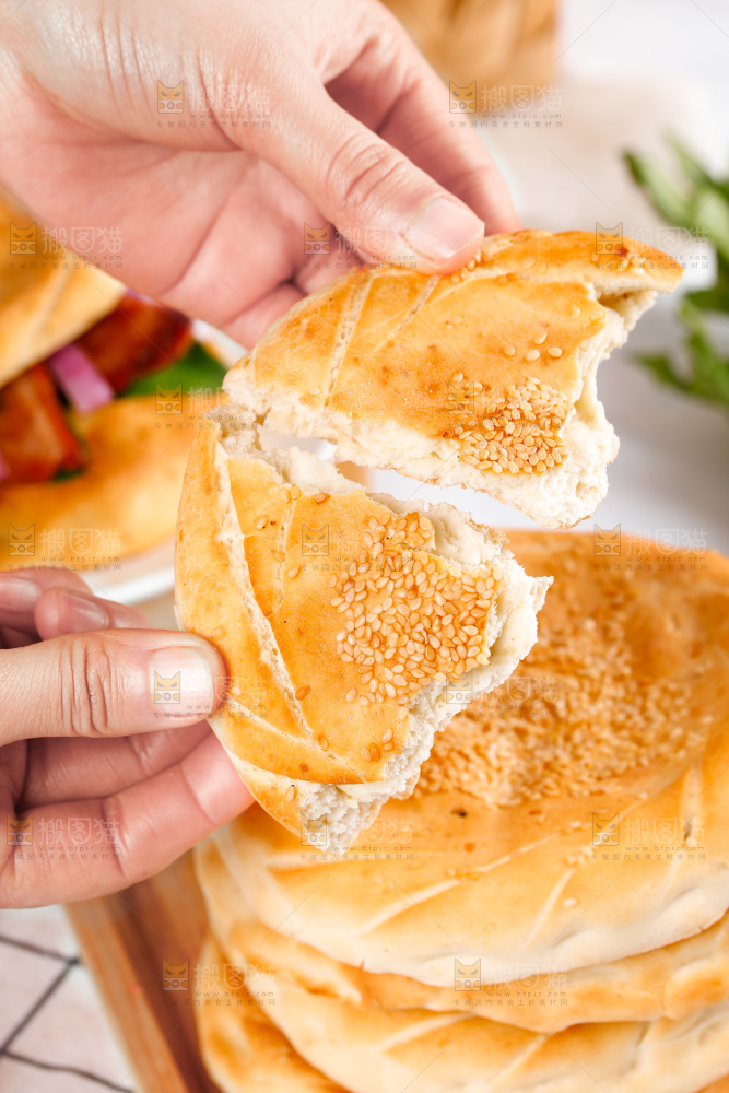 手里拿着手工烧饼