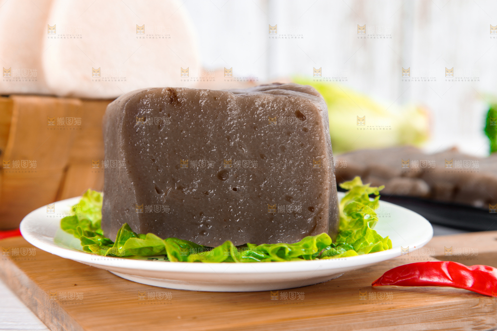 木板上放着一盘魔芋豆腐