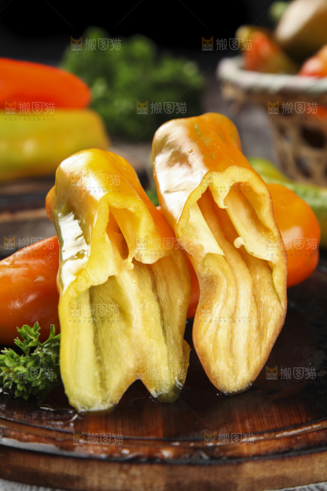 盘子里的彩色大辣椒