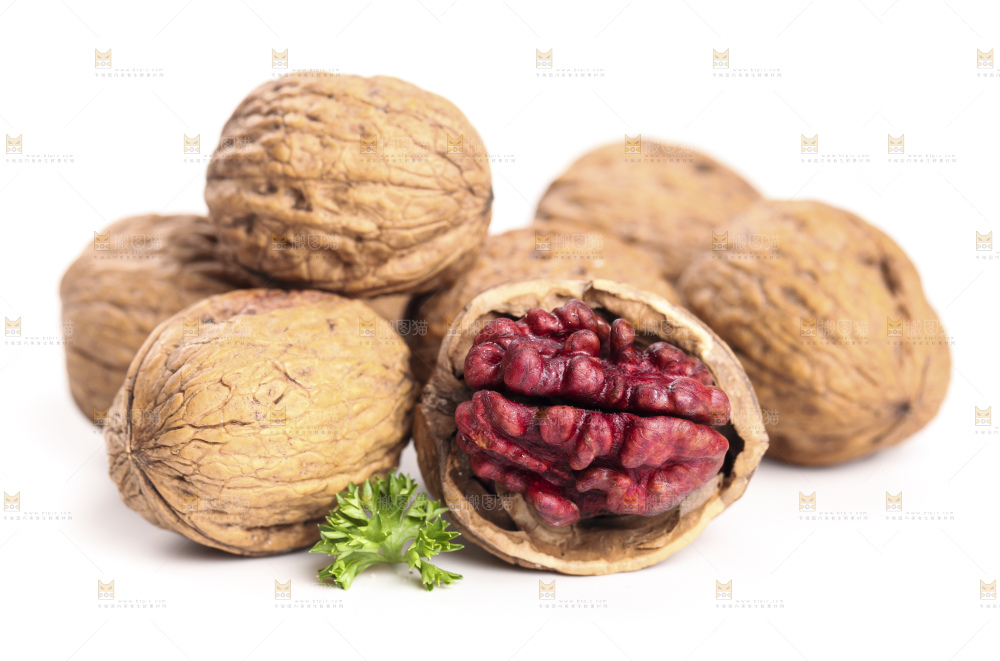 白底上的红仁核桃