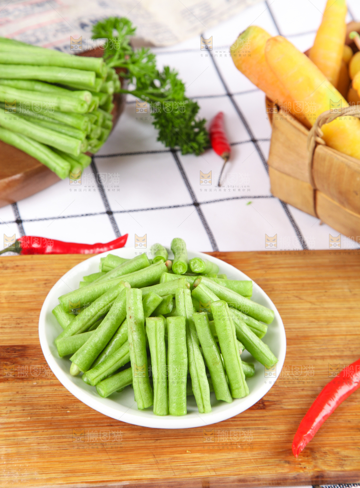 盘子里装着豇豆角