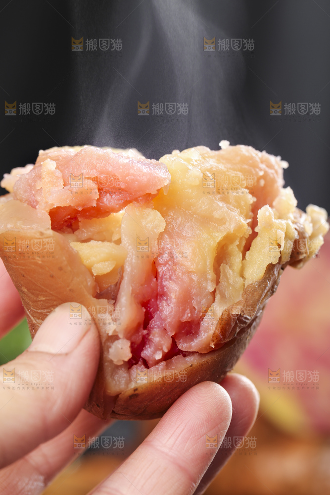 手里拿着彩色土豆