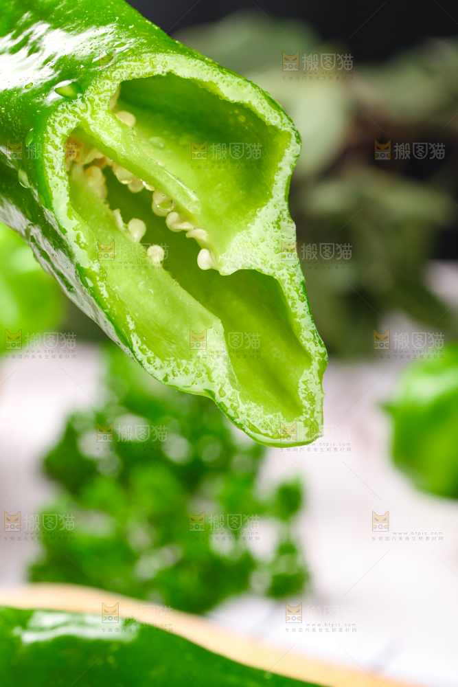 木板上摆放着湖北青椒