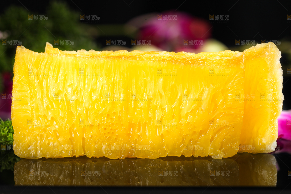 黑底上放着椰汁黄金糕