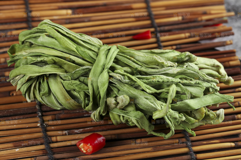 篮子里的干苔菜