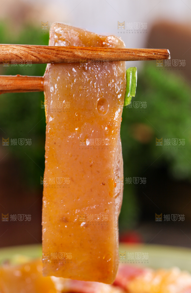 盘里装着凉拌魔芋豆腐
