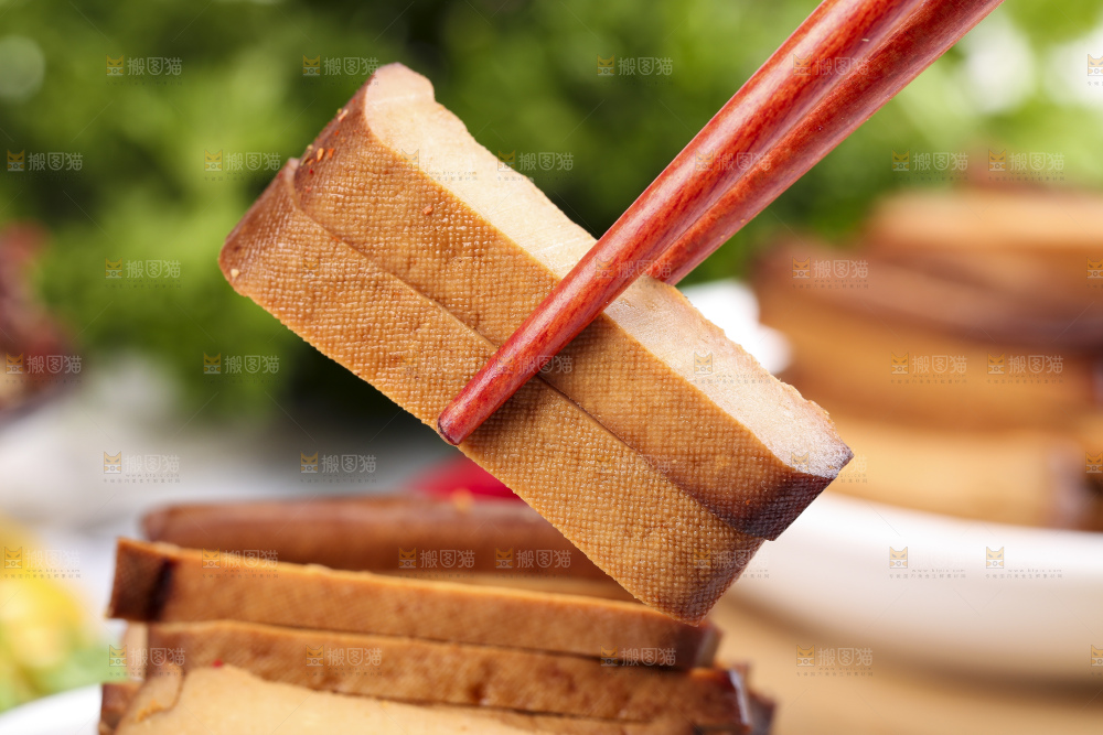 筷子上夹着豆腐干
