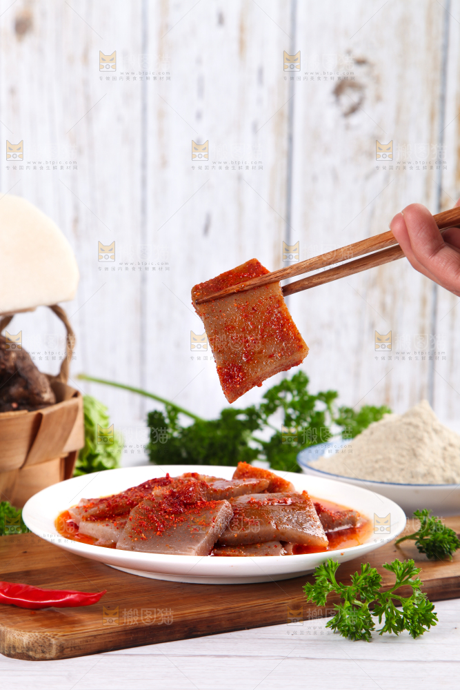 盘子里装着凉拌魔芋豆腐