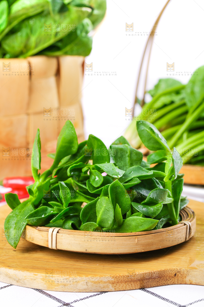 木板上摆放着田七草