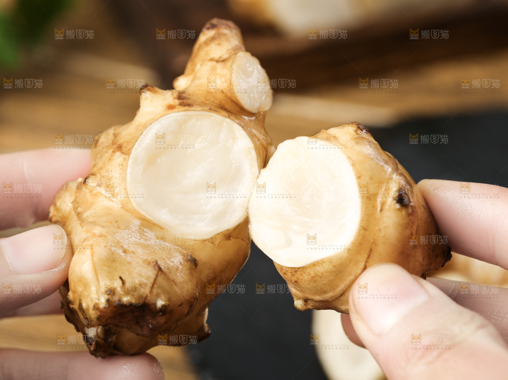 手里拿着地姜