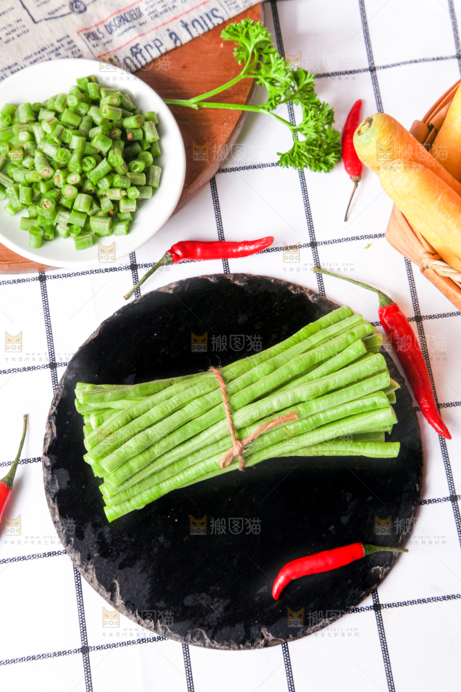 盘子里装着豇豆角