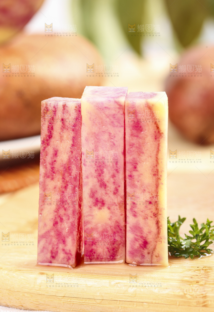 木板上的彩色土豆条