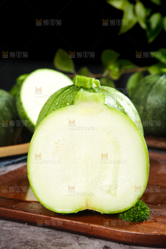 木板上放着青皮小南瓜