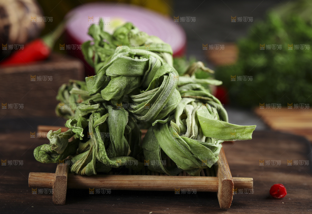 木板上摆放着苔干