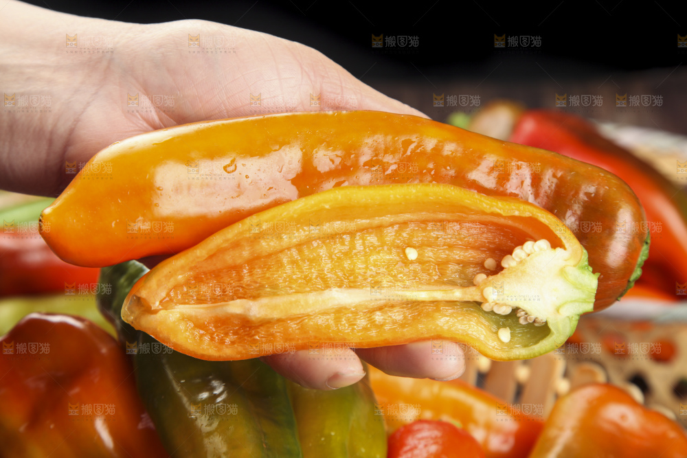手里拿着大辣椒