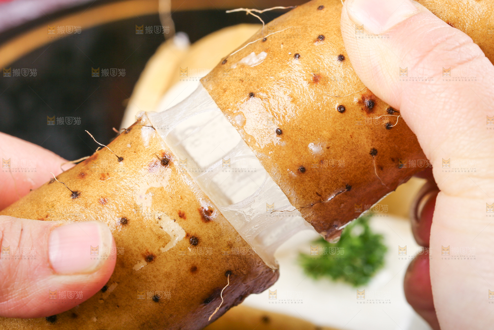 石板上摆放着白玉山药