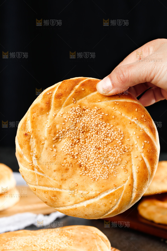 手里拿着吊炉烧饼