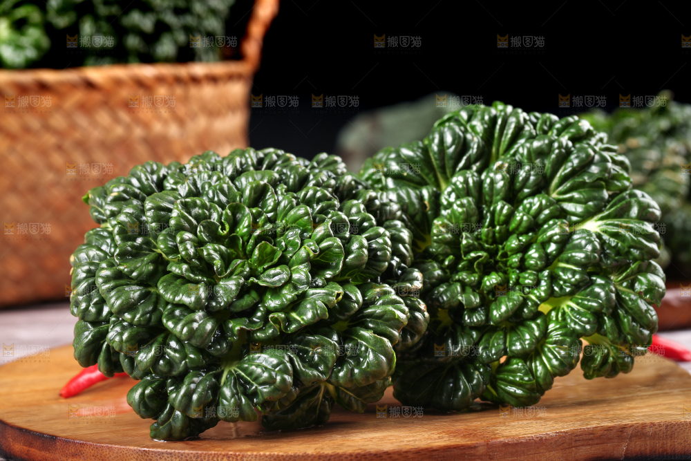 木板上放着菊花菜