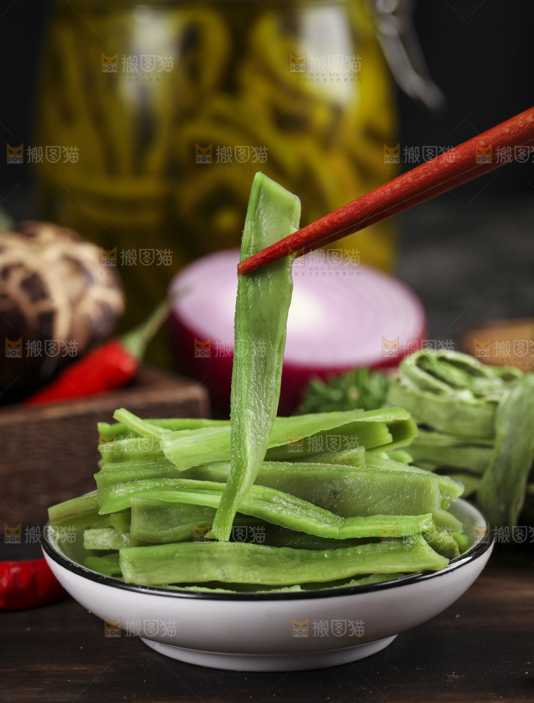 筷子上夹着干菜
